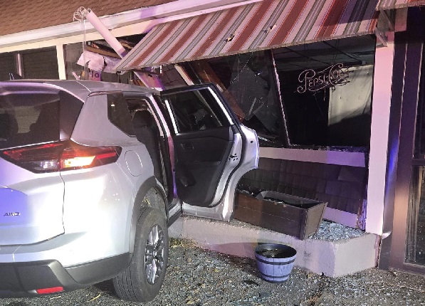 Part of Rhode Island shopping plaza shut down after driver seriously injured from crashing into restaurant